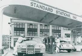 Standard Gas Station In The 1940s Old Gas Stations Petrol Station Vintage Gas Pumps