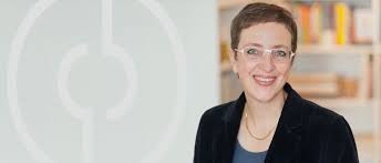 She presents the programs in german as wel. Cbv Supervision Zur Person