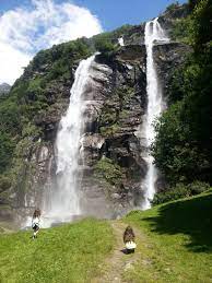 Its source is on pizzo del lago, at an elevation of 3,050 metres (10,010 ft). Wasserfalle Acquafraggia Ausflugsziel Nah Am Comer See