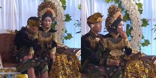 Kelucuan dan keseruan foto bersama pengantin di pelaminan ini bikin ngakak. Viral Pengantin Pria Peluk Erat Istri Saat Mantan Datang Nyanyi Di Pelaminan Merdeka Com