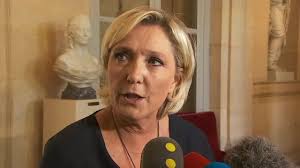On y voit la présidente du front national et candidate à l'élection présidentielle tout sourire au côté d'un jeune et charmant jeune homme. Marine Le Pen S En Prend A Une Etudiante Voilee Designee Jeune Europeenne De L Annee Qui Lui Repond Lci