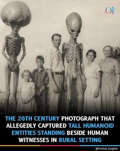An unusual historical-style photograph circulating online has attracted  attention for its depiction of a human family standing beside two tall,  skeletal humanoid figures with elongated heads and large