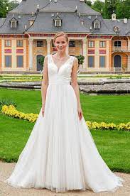 Erlebe die aktuellsten trends in liebevoll verarbeiteter, hochwertiger qualität! Brautkleid Judith Mit Schleppe