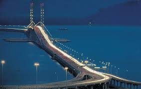 Dengan panjang total 32,5 kilometer, jembatan ini menghubungkan daratan dengan panjang 164,8 kilometer, jembatan ini dinobatkan menjadi yang terpanjang di dunia. Kamus Bergerak 10 Jambatan Terpanjang Di Malaysia