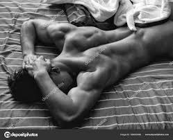 躺在床上的肌肉男——图库图片© Tverdohlib.com 188053386