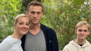 E' stata rilasciata la moglie dell'attivista russo in carcere, aleksej navalnyj julia navalnayja. Navalny Poisoning Kremlin Critic Recalls Near Death Novichok Torment Bbc News