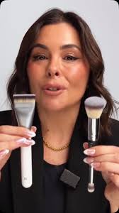 What’s the difference between our #7 brush and our NEW spatula brush? ,  @ericataylor2347 is giving us THE makeup tips for a different coverage ✨