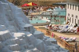 Der Salzhugel In Egerszalok Ungarn Mit Dem Heilbad Und Wellnesszentrum Im Hintergrund Heart Of Europe Thermal Spa Hungary