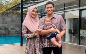 Rezky aditya baru saja mengunggah foto sang anak langsung mendapatkan repon dari beberapa netizen. Heboh Foto Gadis Kecil Diduga Anak Rezky Aditya Citra Kirana Mendadak Curhat Nasib Pernikahan