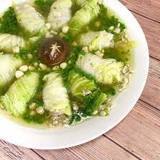 干貝翡翠捲白菜捲 年菜 愛珠私房菜材料 白菜 香菇 金針菇 火鍋肉片 鹽 醬油 干貝 勾芡材料 白菜先燙軟 約三分 沖冷水後開始包菜 捲 白菜太短可以接兩片包 白菜捲蒸約十分鐘後悶一下 干貝想吃軟的可以前一天先蒸好泡水 想吃嚼勁可現