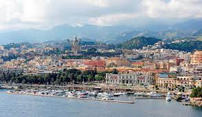 It is located near the northeast corner of sicily, at the strait of messina, opposite villa san giovanni on the mainland, and has close ties with. Messina Sizilien Italien De