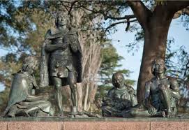 En la glorieta del norte de la ciudad de tunja, en donde se bifurcan las vías para sogamoso y bucaramanga, se localiza el monumento a la raza indígena, con el cual se recuerda el ante ello, el zaque siempre hizo resistencia de silencio, pues rara vez respondía a las preguntas que le hacían. Representacion Escultorica De Maria Micaela Guyunusa