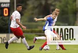 Marcel Schöttke ( SVHR ) gegen Simon Mensah , links und Lennart Mierow  Fussball Herren , Landesliga