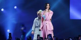 Once, there was a huge rumor of dua and coldplay's chris martin that they were spotted kissing at the party vip area. Lirik Lagu Idgaf Dua Lipa Merdeka Com