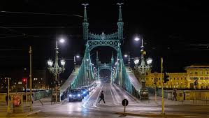 Szabadság híd (4,143.07 mi) budapest, hungary Sulyemelo Ferfi Kerult A Szabadsag Hid Tetejere 24 Hu