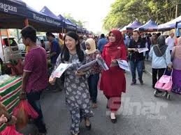 Secara etimologis, kata politik berasal dari bahasa belanda politiek dan bahasa inggris politics di mana keduanya bersumber dari bahasa yunani τα πολιτικά politika yang artinya adalah dari, untuk, atau yang berkaitan dengan warga negara. Antara Kemahuan Dan Diskriminasi