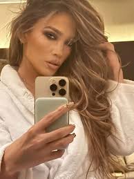 Jennifer Lopez Goes 'Makeup-Free' On Instagram