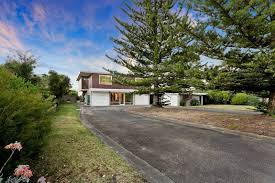 1 Canadian Bay Road Mount Eliza Vic 3930 House For Rent 900 Domain Pool Houses Renting A House Mid Century House