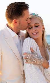 Paris hilton's fiancé carter reum reveals her annoying habit. Paris Hilton S 2m Emerald Cut Engagement Ring A Closer Look Daily Mail Online