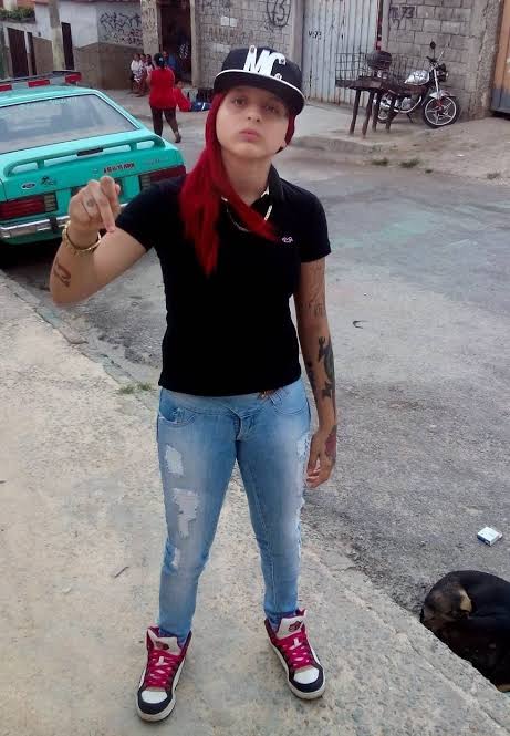 Internautas "comemoram" morte de 'Carolzinha', líder de gangue que atirou  em PMs – Noticias R7