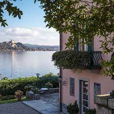 It is immersed in a forest, overlooking the mountain and lake maggiore. Donatella Versace Purchased An Italian Lake House For 5 6 Million Donatella Versace House Photos