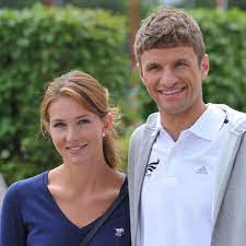 Das bodenständige sei teil seiner persönlichkeit. Thomas Muller Frau Enthullt Uberraschende Fahigkeit Er Weiss Mittlerweile Auch Wie Fc Bayern