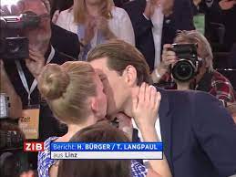 Nach seinem klaren wahlsieg muss sebastian kurz mit der fpö einen regierungspartner finden. Sebastian Kurz Freundin Susanne Thier Bald Seine Frau Details Uber Beziehung Bekannt Politik