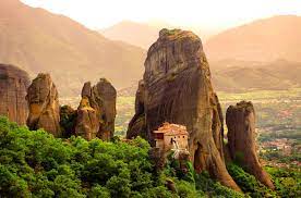Klostren är spektakulärt placerade högt uppe på branta klippformationer av sandsten 400. Meteora Kloster Mit Gottlichen Aussichten Geo