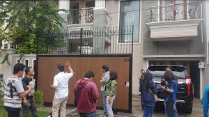 Desain pagar hal terakhir yang paling penting adalah untuk menentukan desain pagar. Gerebek Rumah Angel Lelga Vicky Prasetyo Lompati Pagar Besi Runcing Setinggi 3 5 Meter Tribun Jakarta