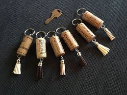 Porte Cles Materiaux Anneaux De Metal Bouchons De Liege Decorations Le Prix Est Pour Un Porte Cles Wine Cork Crafts Cork Jewelry Wine Cork