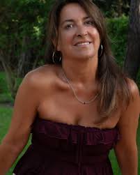 SOBREVIVÊNCIA Em 2016, os artistas chineses Sun Yuan e Peng Yu construíram  a obra chamada "Não Posso me Ajudar", um robô industrial de um braço  mecânico e sensores visuais. Ele foi colocado