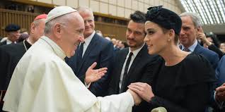 From golden globes flirting to a pregnancy announcement. Katy Perry And Orlando Bloom Met The Pope On Their Latest Date