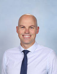 Ewan Harris's Instagram, Twitter & Facebook