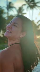 Toda trabalhada no shape! Kéfera levou os seus seguidores à loucura ao  mostrar o corpão, neste sábado (28), durante as férias em Maracaípe,  Pernambuco. A gente quer um 2025 assim: academia em