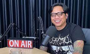 Pria 37 tahun itu merupakan seorang penyiar radio, youtuber, aktor. 4ipwqnfcteiuym