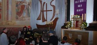 Wszyscy zgromadzeni przez pewien czas. Droga Krzyzowa I Liturgia Wielkiego Piatku Swiety Krzyz