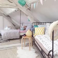 Chambre mansardée, munie d'un grand dressing sous pente. Decorer Une Chambre D Ado Situee Sous Les Combles Kolorados