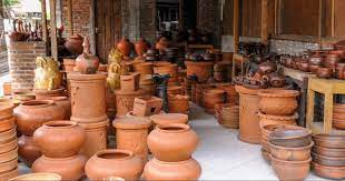 Sebagai bahan bangunan contoh seperti genting, batu bata, dan lainnya semua itu berasal dari tanah liat. Gambar Vas Bunga Guci Dan Piring Merupakan Contoh Dari