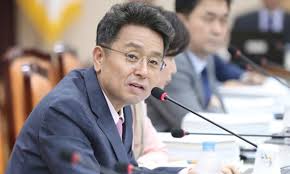 이철희 전 더불어민주당 의원은 운이 좋다. Fme0fzjjbvpfzm