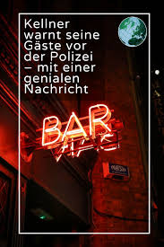 Kellner Schiebt Gasten Zettel Zu Was Darauf Steht Rettet Sie Vor Dem Gefangnis Kellner Unnutzes Wissen Zettel