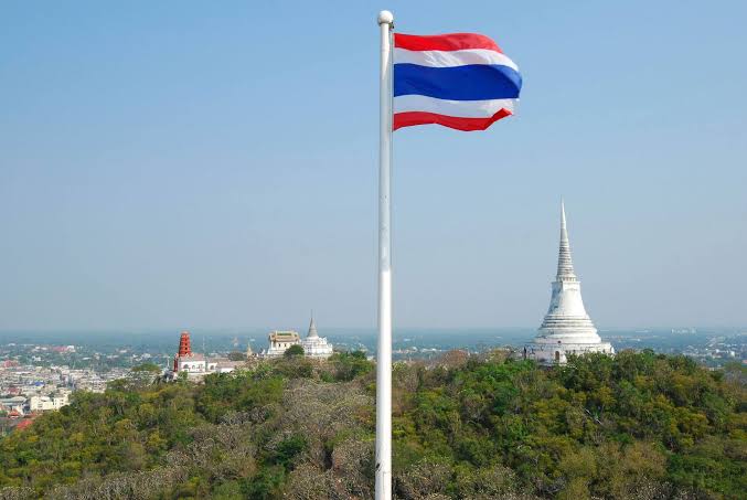 ผลการค้นหารูปภาพสำหรับ พระธาตุจอมเพชร"