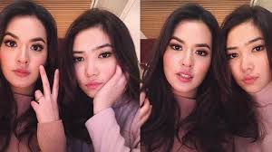 Selfie bareng pacar via www.dailymail.co.uk. Foto Selfie Dua Cewek Cantik Ini Bikin Gempar Netizen Mantan Sama Pacar Akur Tribunstyle Com