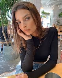 Emily Ratajkowski Az Instagramon Hi Emily Ratajkowski Style Emily Ratajkowski Black Top And Jeans