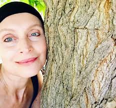 Ecco dove vedere la replica di un medico in famiglia 10, o meglio della puntata di ieri, giovedì 8 settembre 2016, dell'amatissima fiction con lino banfi e giulio scarpati. Sabrina Paravicini Jessica Di Un Medico In Famiglia Lotta Contro Il Cancro Insultata Per La Chemio