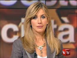 Per l'occasione la conduttrice ha indossato uno splendido abito in pizzo di colore bianco/oro e sandali bassi. Lutto Al Tg2 E Morta La Giornalista Maria Grazia Capulli Panorama
