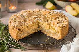 Dann die kalte butter in stücken hinzufügen und mit den knethaken des. Einfacher Apfel Streuselkuchen Mit Marzipan Und Murbeteig