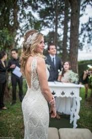 Vestito da sposa in colore bianco per cagnolina, con rouches intorno al collo, e perle che sorreggono l'ampia gonna. Vestito Sposa Uncinetto Uncinetto Ideas