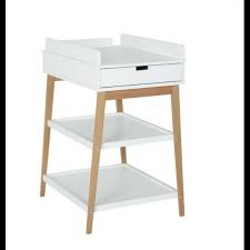 Vend table à langer en bois de marque quax, roulette à l'arrière permettant une très bonne mobilité. Quax Table A Langer Hip Tiroir Blanc Quax