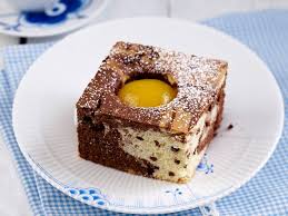 Im handumdrehen steht ein köstlicher kuchen mit saftigem teig, fruchtigem rhabarber und knusprigen streuseln auf dem tisch. Schnelle Kuchen Die Besten Turbo Rezepte Lecker