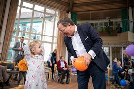 Die union will das auch. Ministerprasident Armin Laschet Besucht Die Generationsbrucke Das Landesportal Wir In Nrw